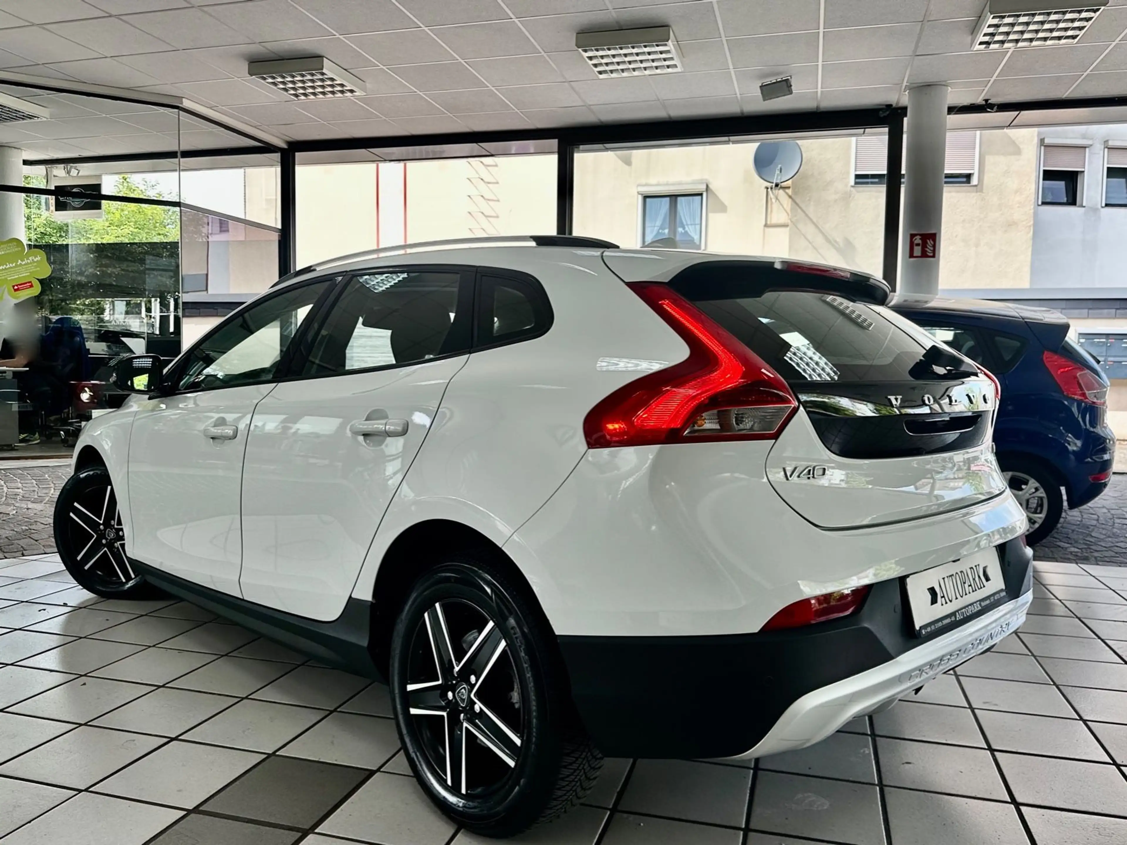 Volvo V40 Cross Country Aut. You! Navi Xenon LED 1HD! — photo 4