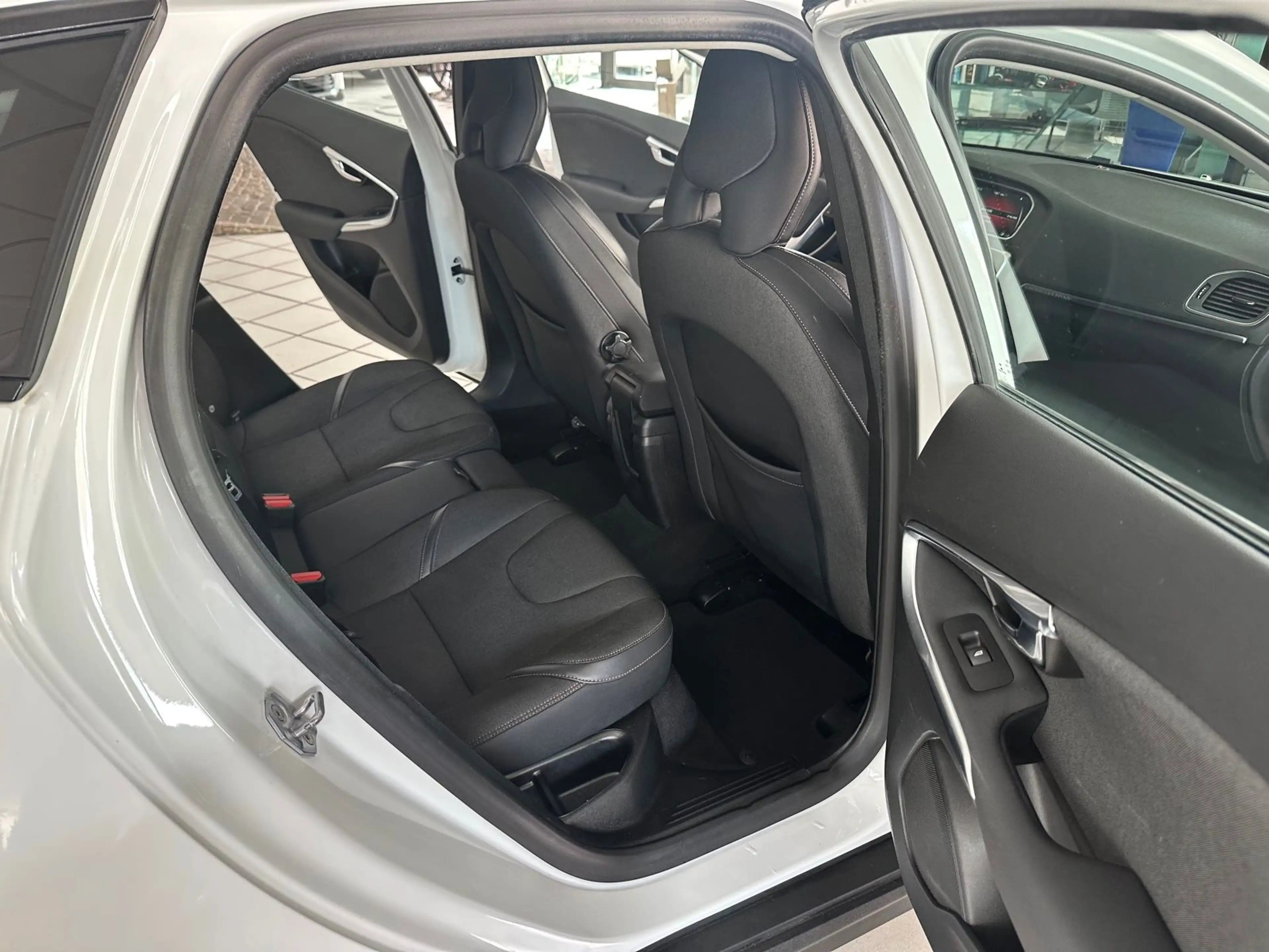 Volvo V40 Cross Country Aut. You! Navi Xenon LED 1HD! — photo 14