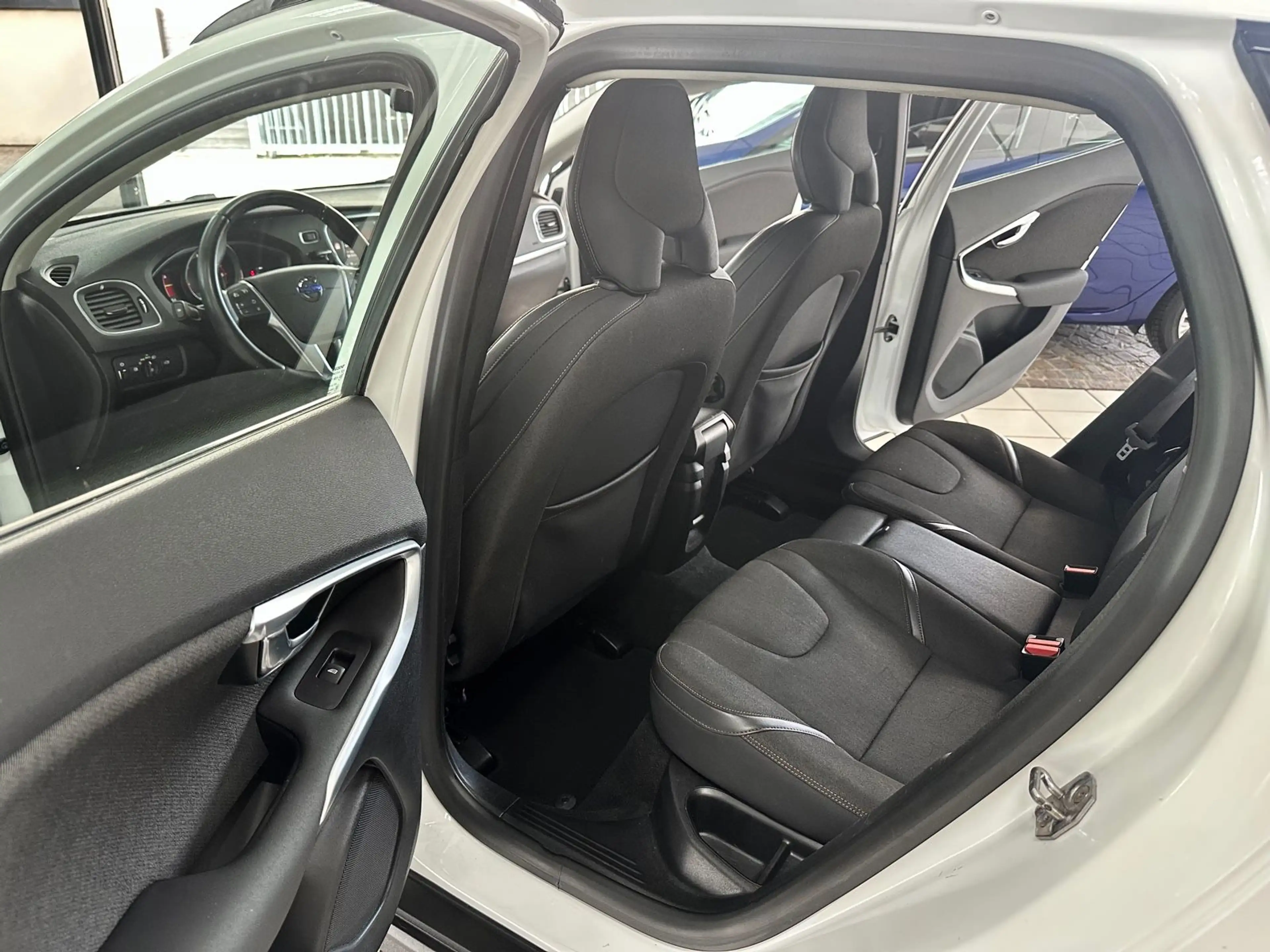 Volvo V40 Cross Country Aut. You! Navi Xenon LED 1HD! — photo 11