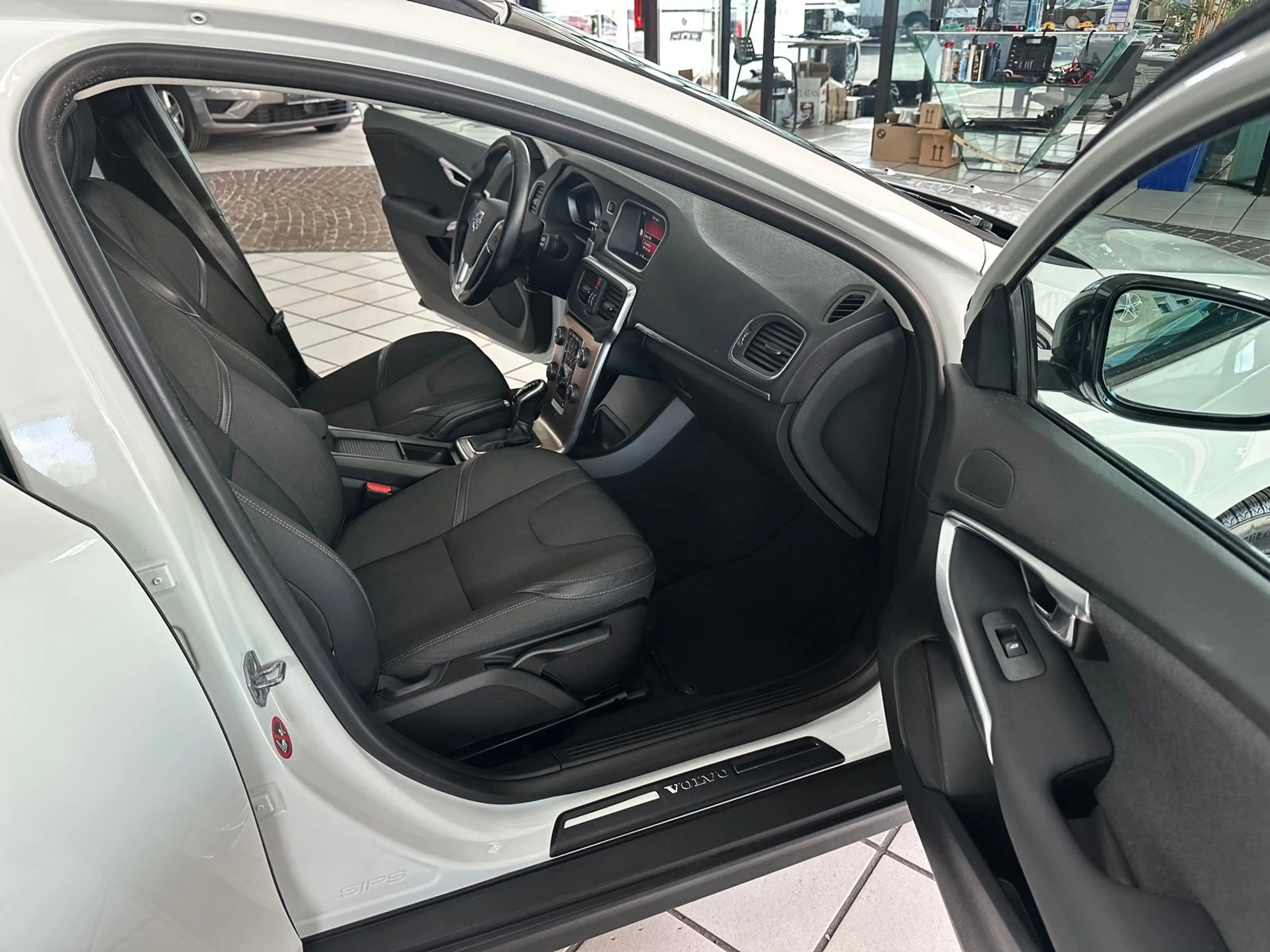 Volvo V40 Cross Country Aut. You! Navi Xenon LED 1HD! — photo 13