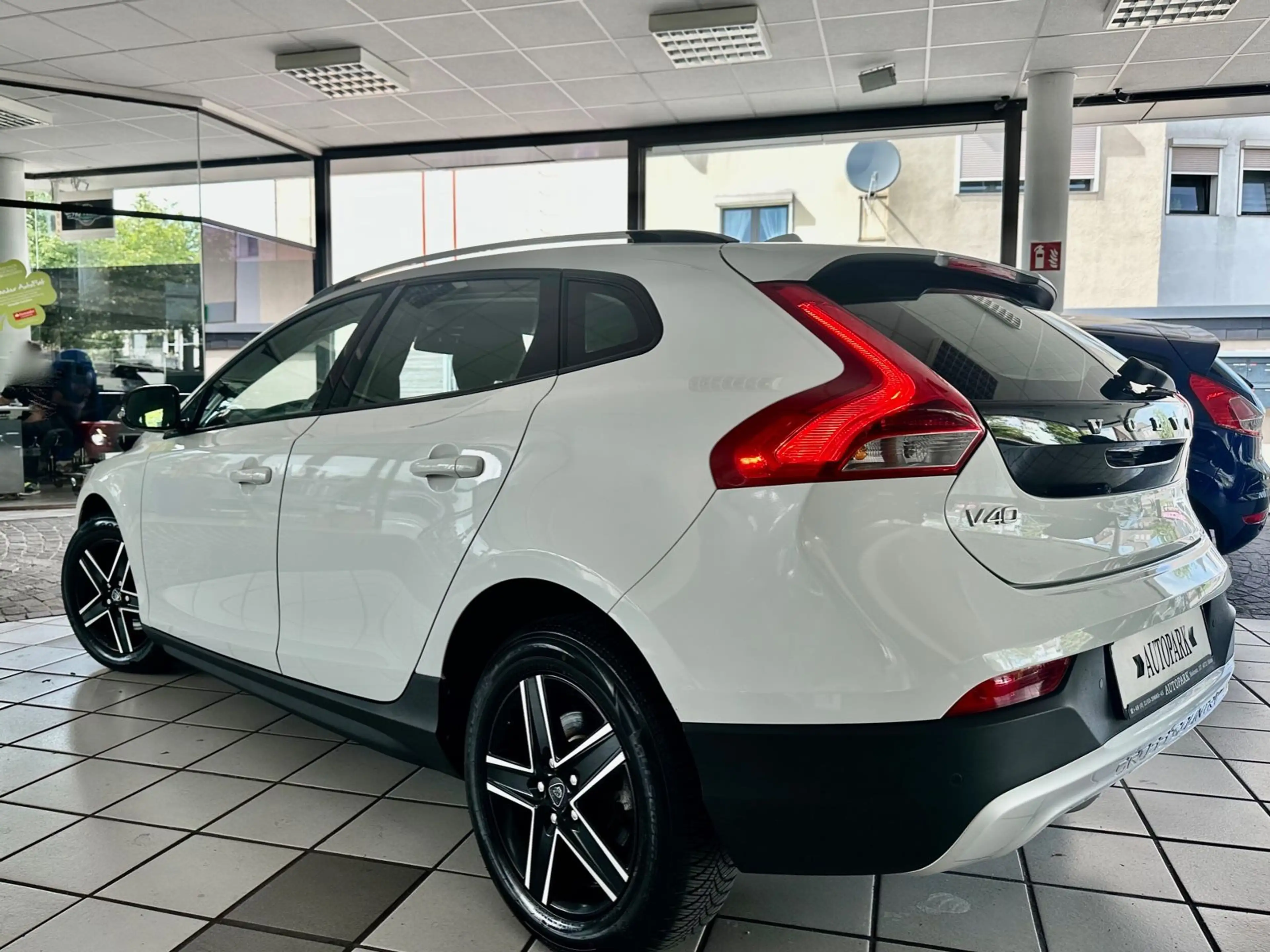 Volvo V40 Cross Country Aut. You! Navi Xenon LED 1HD! — photo 2