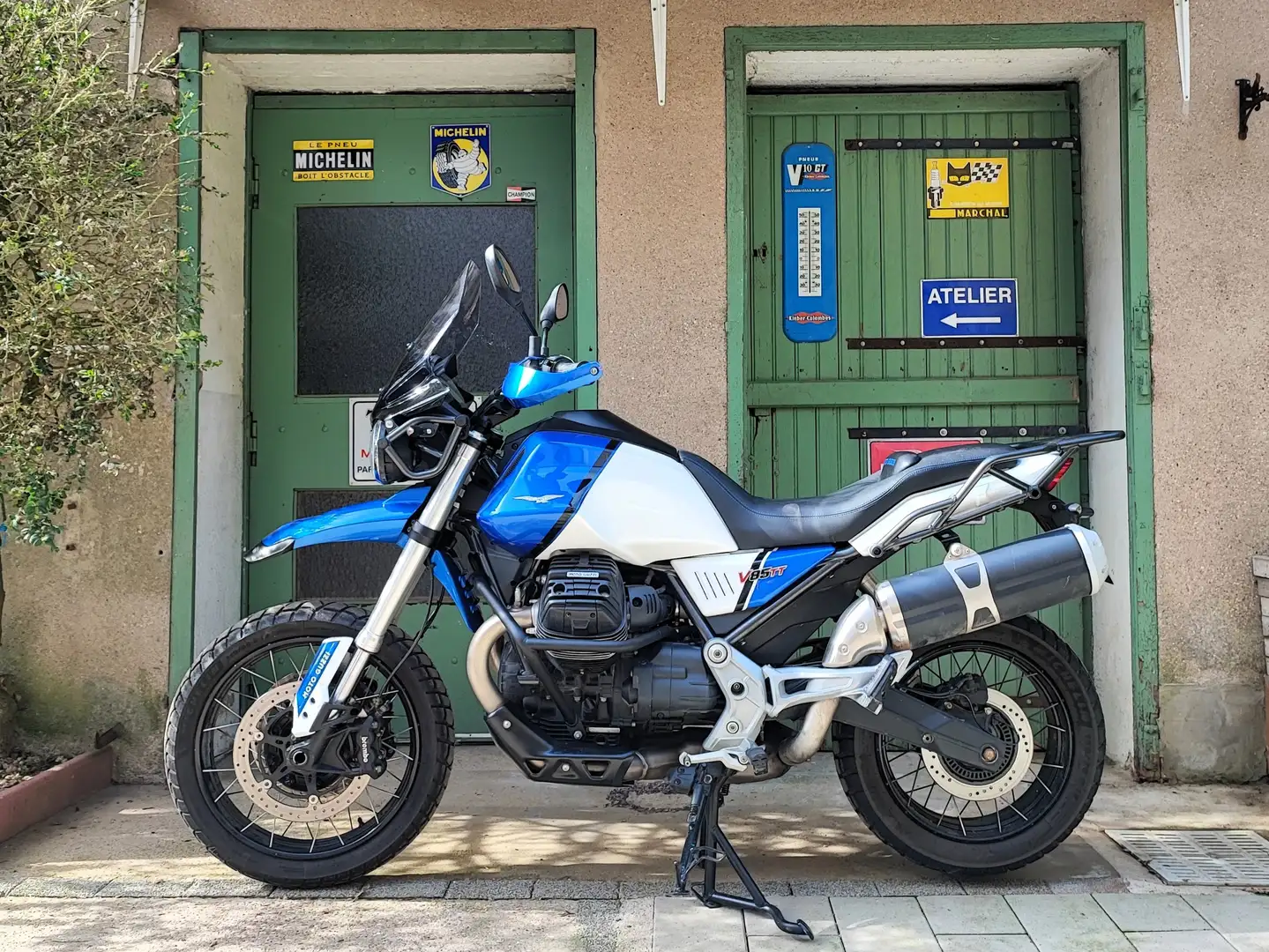 Moto Guzzi V 85 TT plava - 2