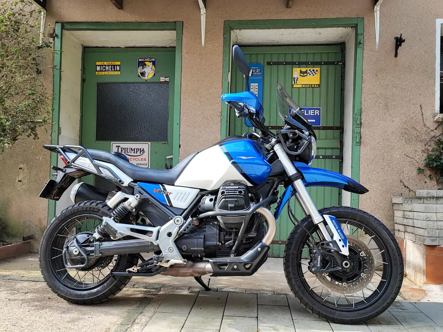 Moto Guzzi V 85 TT Blauw - 1
