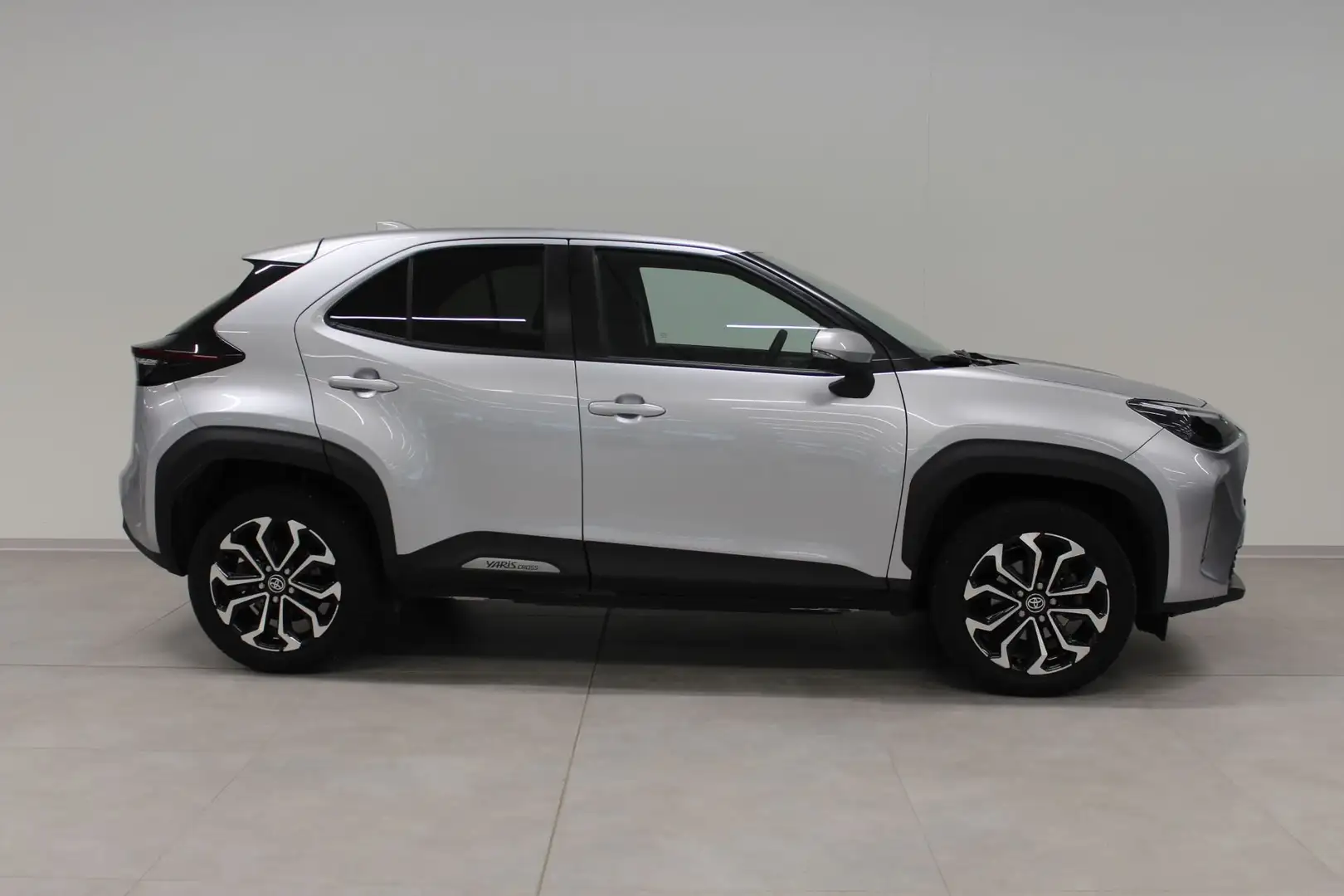 Toyota Yaris Cross 1.5 Hybrid 5p. E-CVT AWD-i Trend Argento - 2