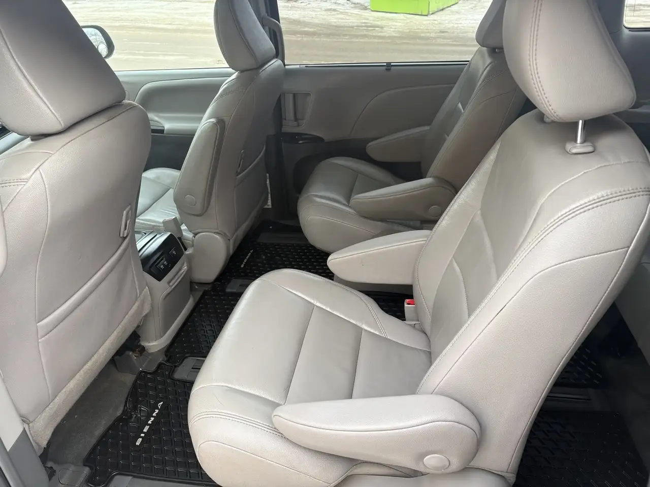 Toyota Sienna снимка Toyota Sienna