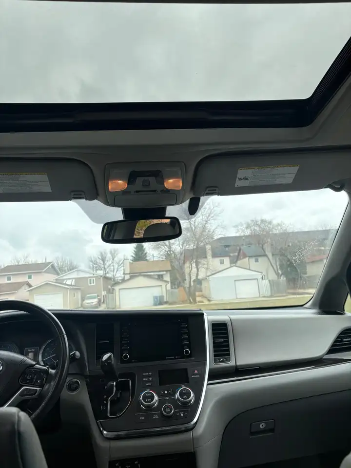Toyota Sienna снимка Toyota Sienna