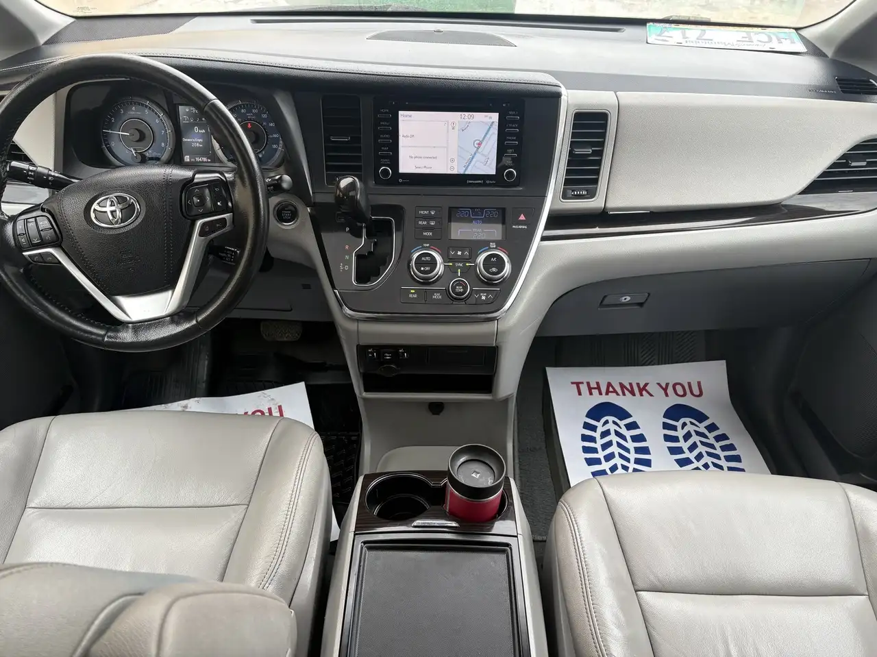 Toyota Sienna снимка Toyota Sienna