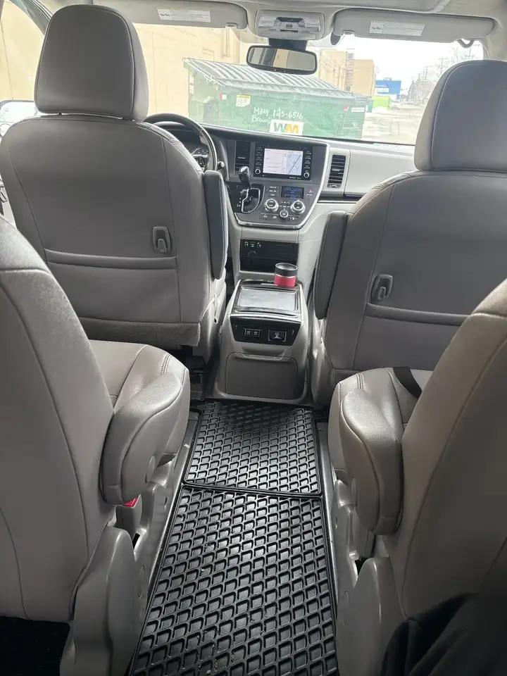 Toyota Sienna снимка Toyota Sienna