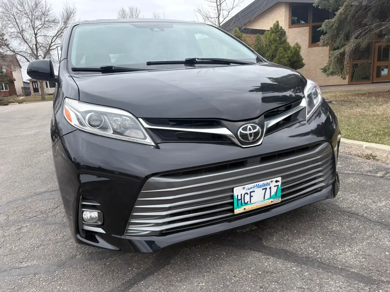 Toyota Sienna снимка Toyota Sienna