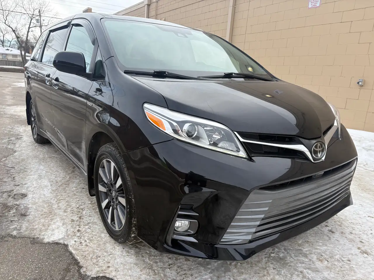Toyota Sienna снимка Toyota Sienna