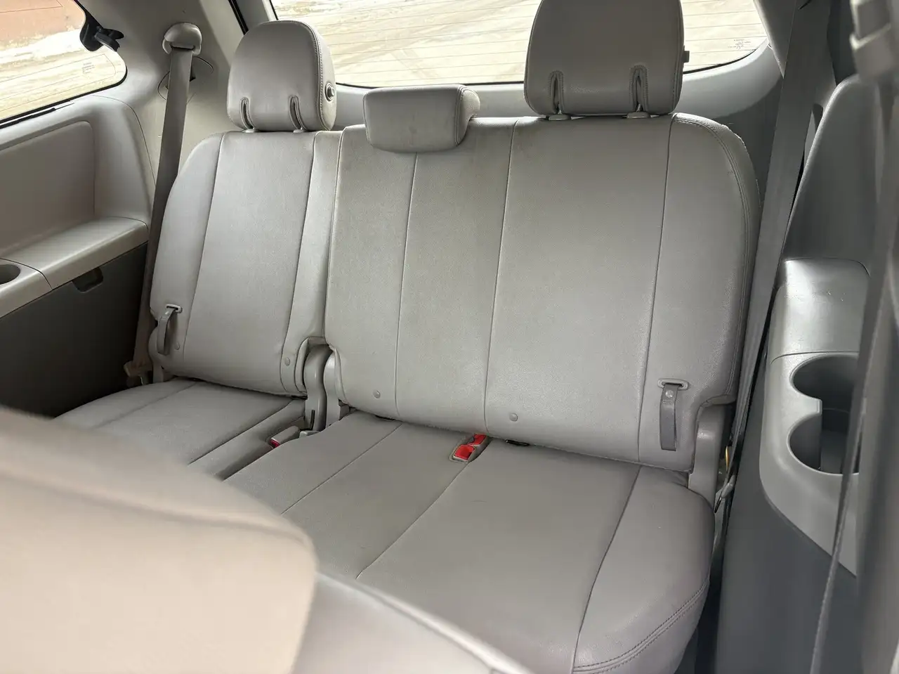 Toyota Sienna снимка Toyota Sienna