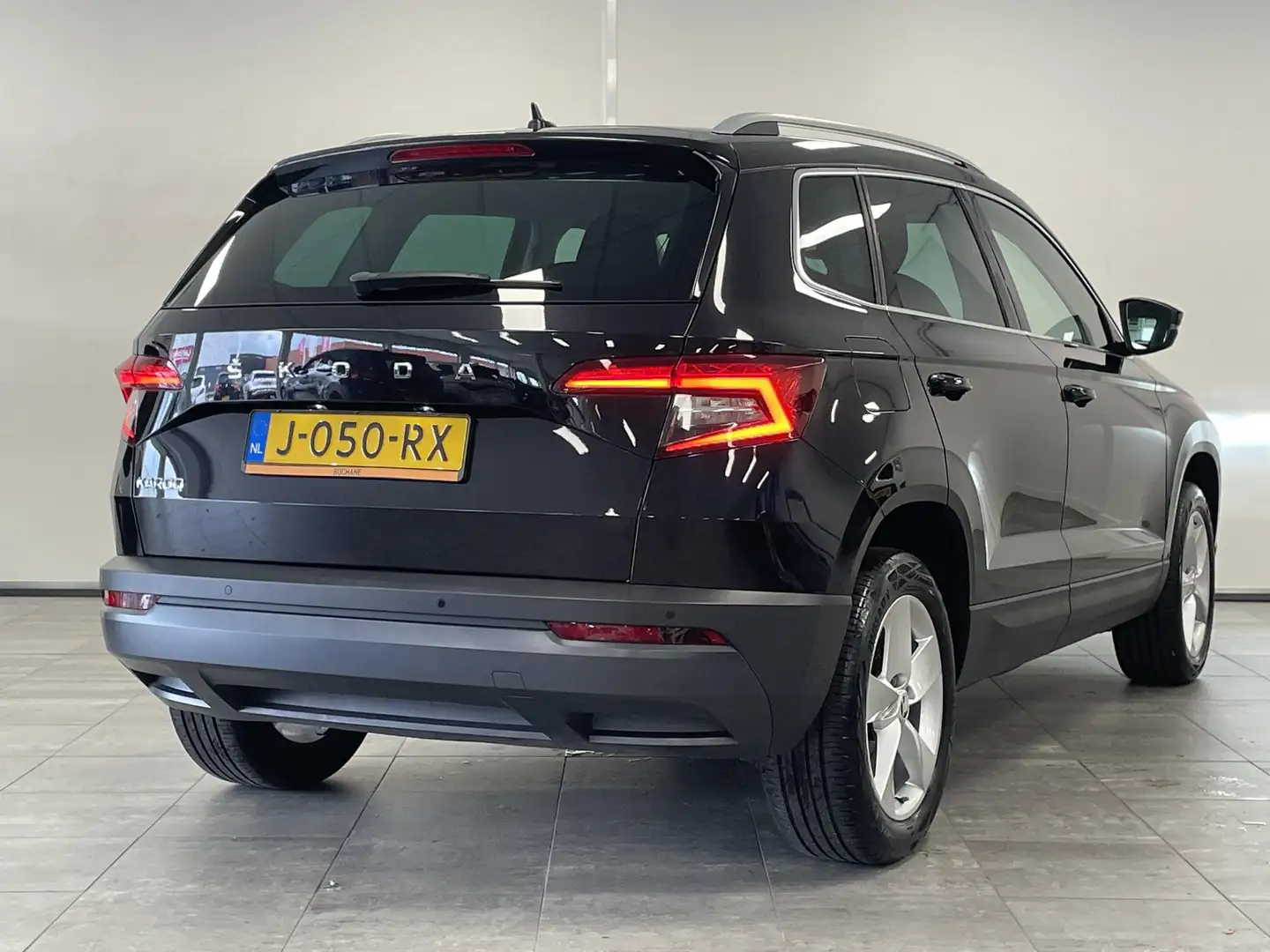 Skoda Karoq 1.0 TSI Style | DEALERONDEROUDEN | CARPLAY | PDC | Zwart - 2