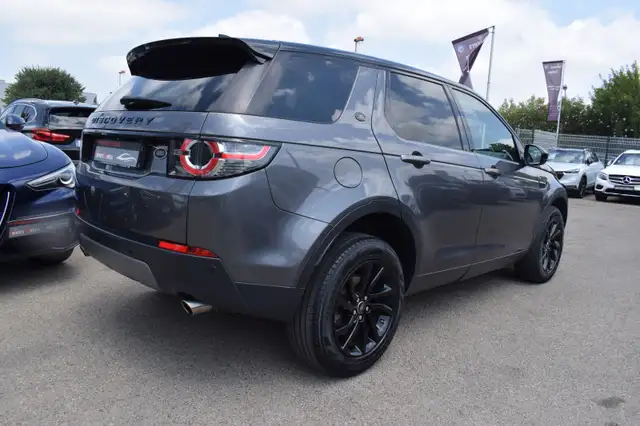 Land Rover Discovery Sport view 4