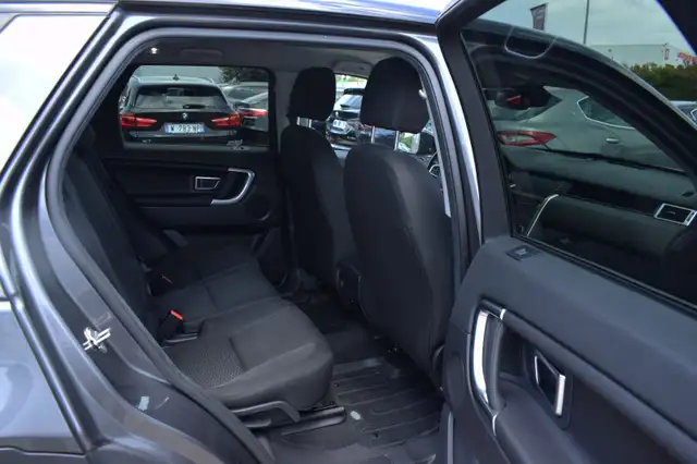 Land Rover Discovery Sport view 19