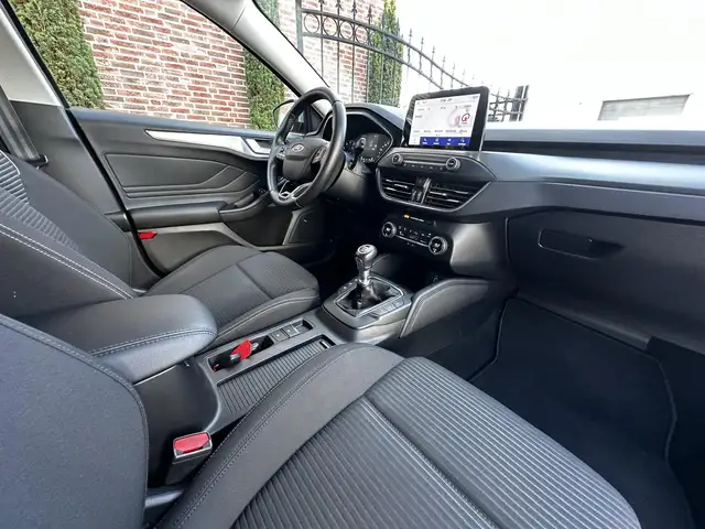 Ford Focus view 15