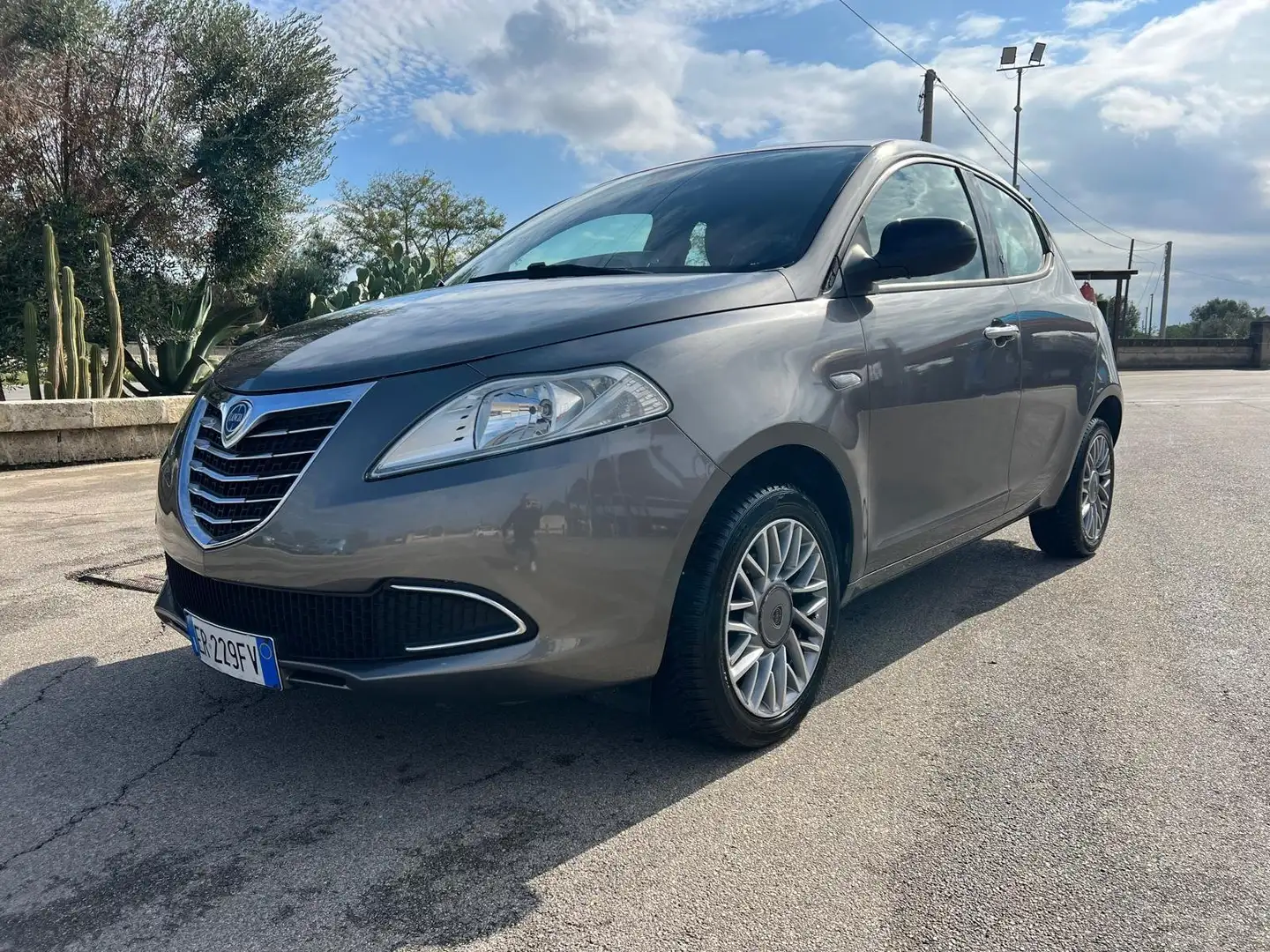 Lancia Ypsilon Ypsilon III 2011 1.3 mjt Platinum s Gris - 1
