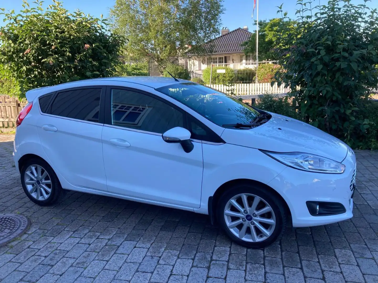 Ford Fiesta 1.0 EcoBoost Start-Stop SYNC Edition Weiß - 2