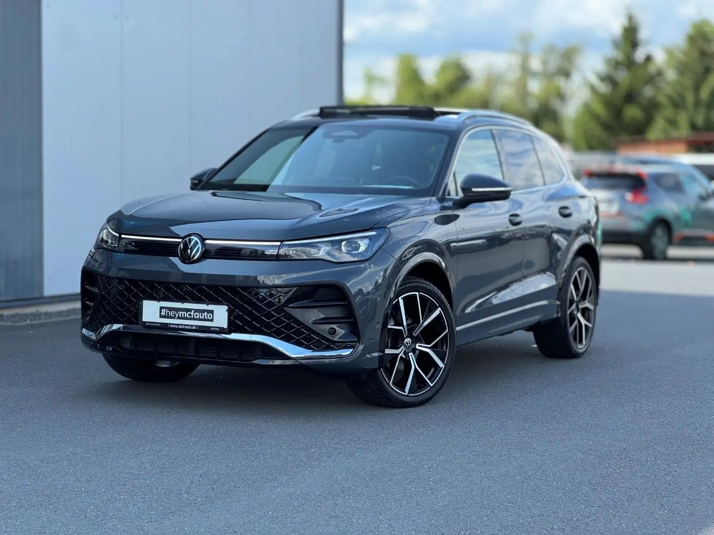 Volkswagen Tiguan 1.5 eTSI R-Line *Pano*Matrix*HuD*20Zoll Grau - 2