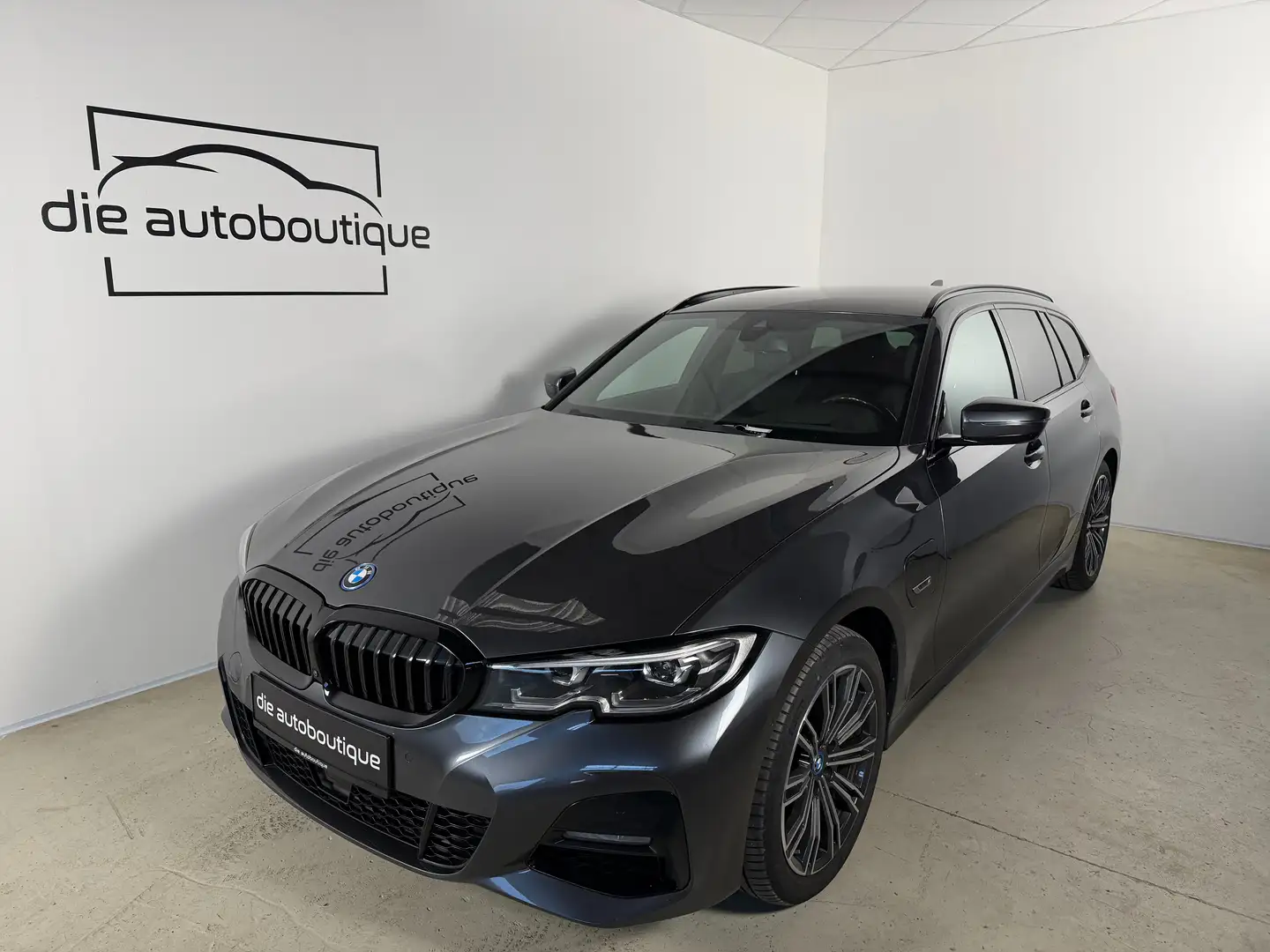 BMW 320 e PHEV xDrive Touring // M Sport // HUD // 360 Grau - 2