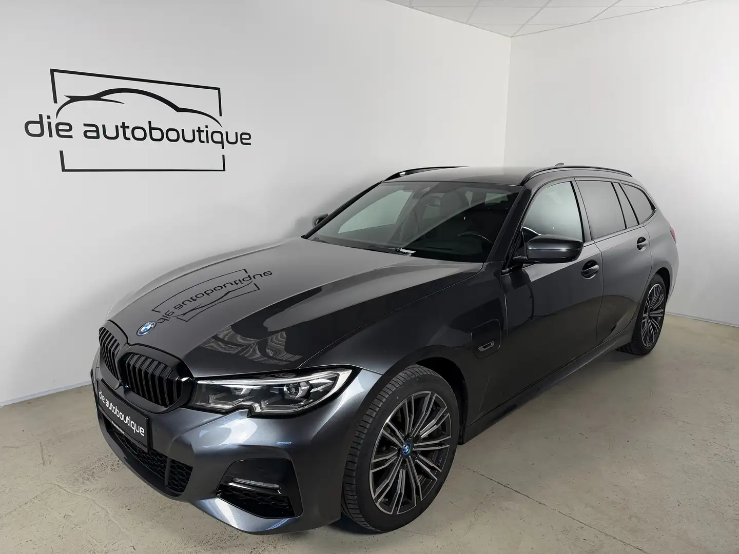 BMW 320 e PHEV xDrive Touring // M Sport // HUD // 360 Grau - 1