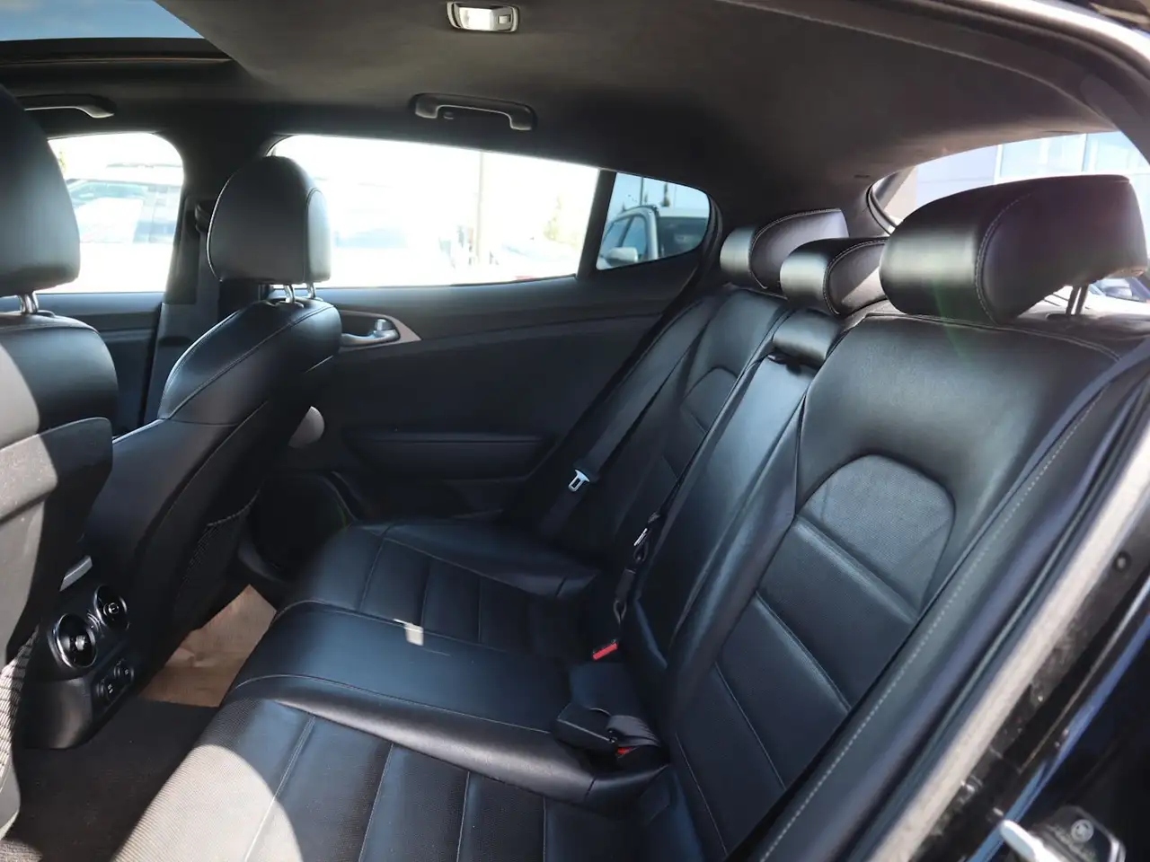 Kia Stinger снимка Kia Stinger