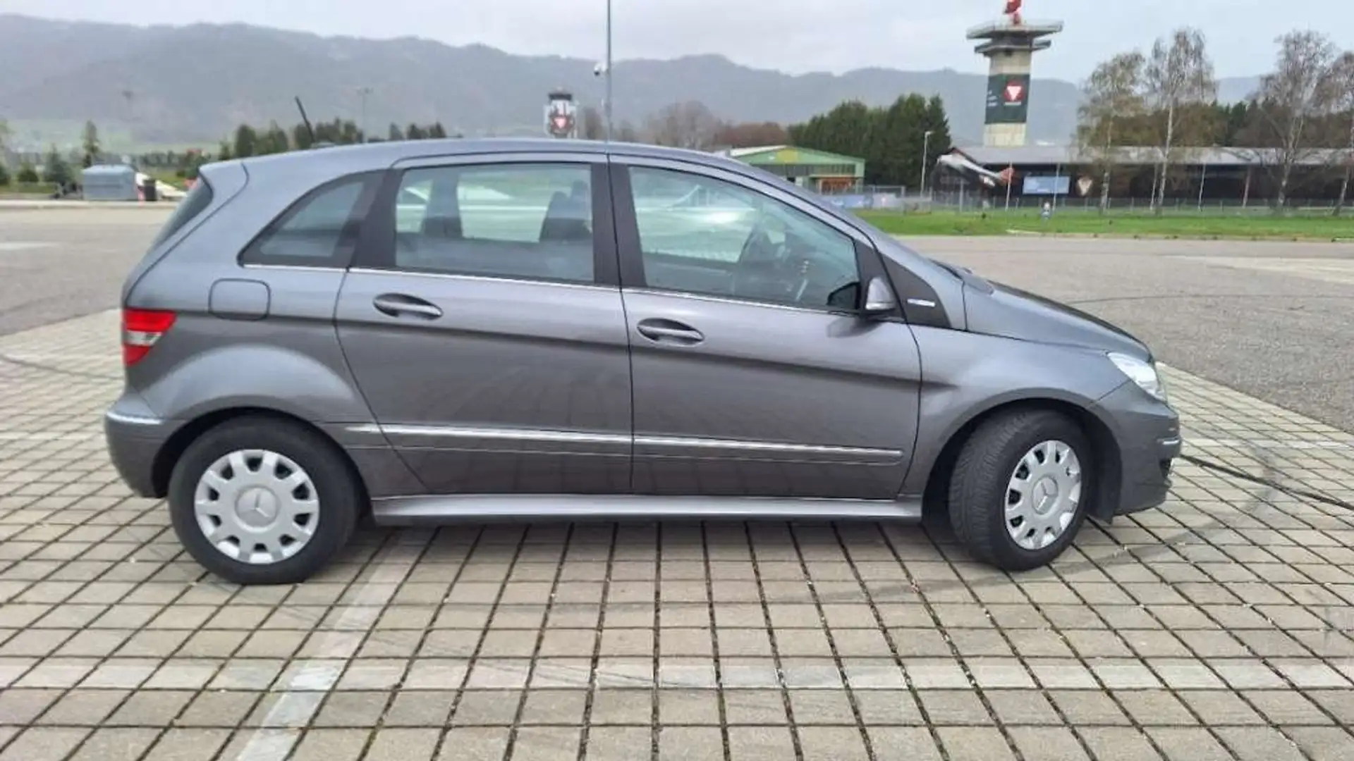 Mercedes-Benz B 180 B 180 BlueEfficiency Grau - 1