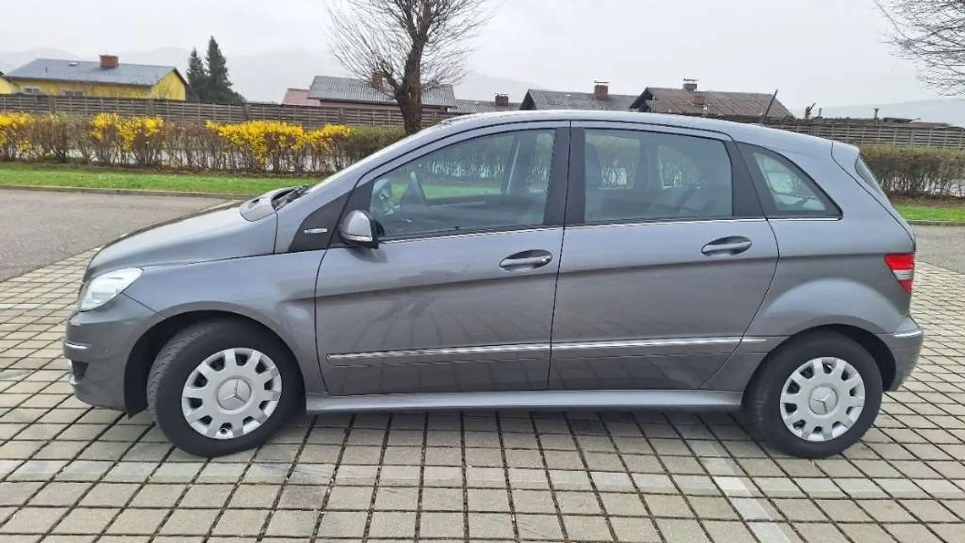 Mercedes-Benz B 180 B 180 BlueEfficiency Grau - 2