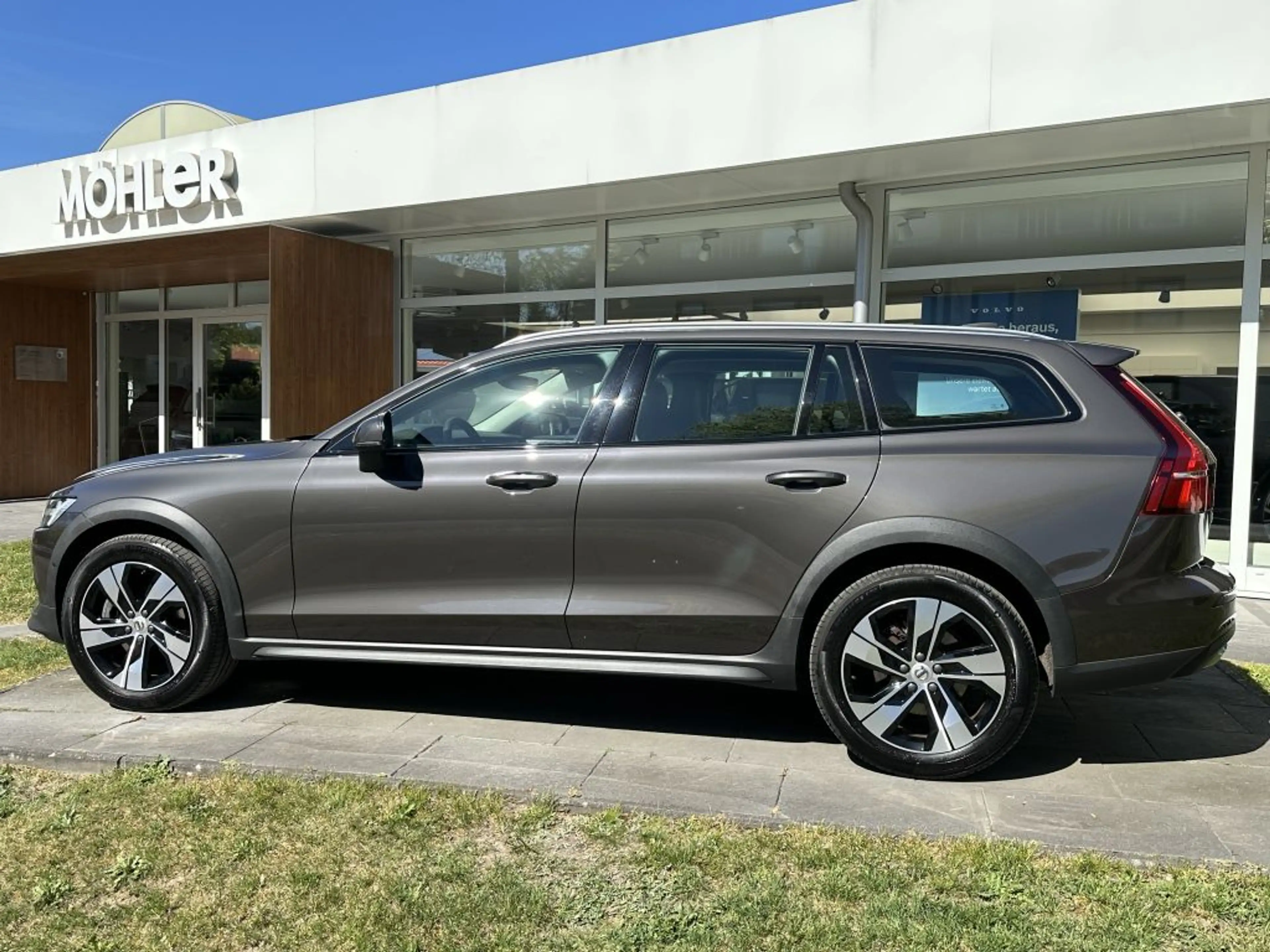 Volvo V60 Cross Country B4 D AWD Plus — photo 3