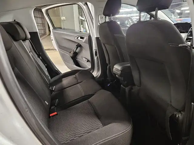 Peugeot 208 view 11