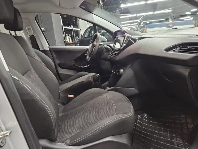 Peugeot 208 view 10