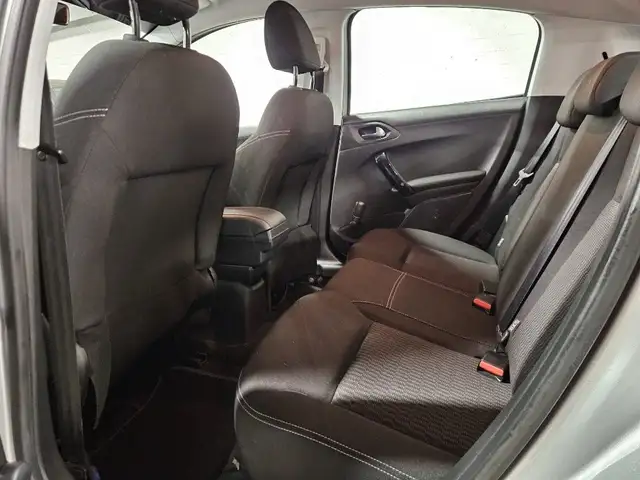 Peugeot 208 view 8