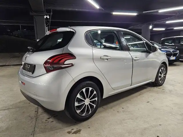 Peugeot 208 view 5