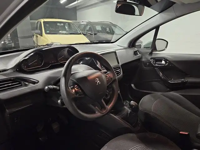 Peugeot 208 view 6