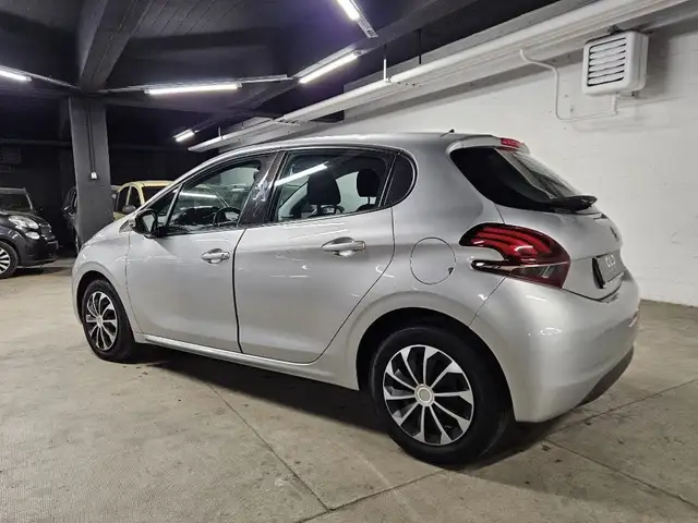 Peugeot 208 view 3
