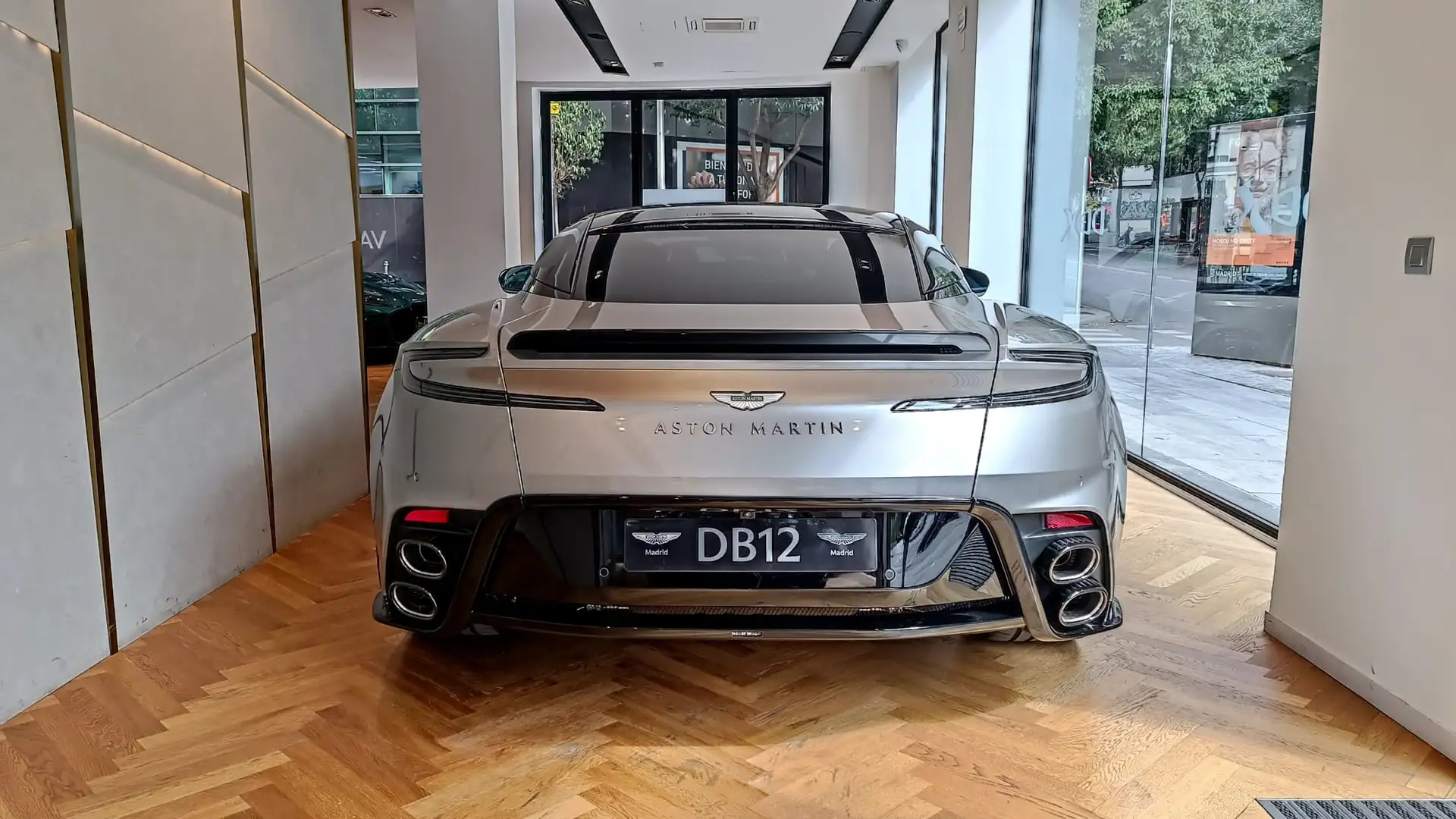 애스턴마틴 DB12 2026 실버 사진 8