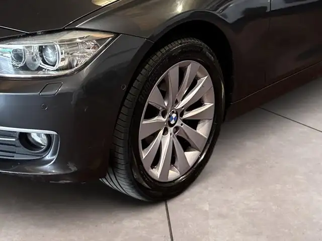 BMW 3 Series view 15