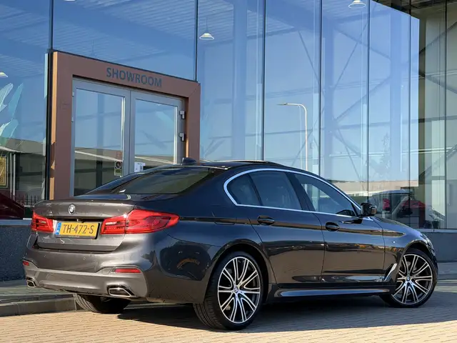 BMW 5 Series view 28