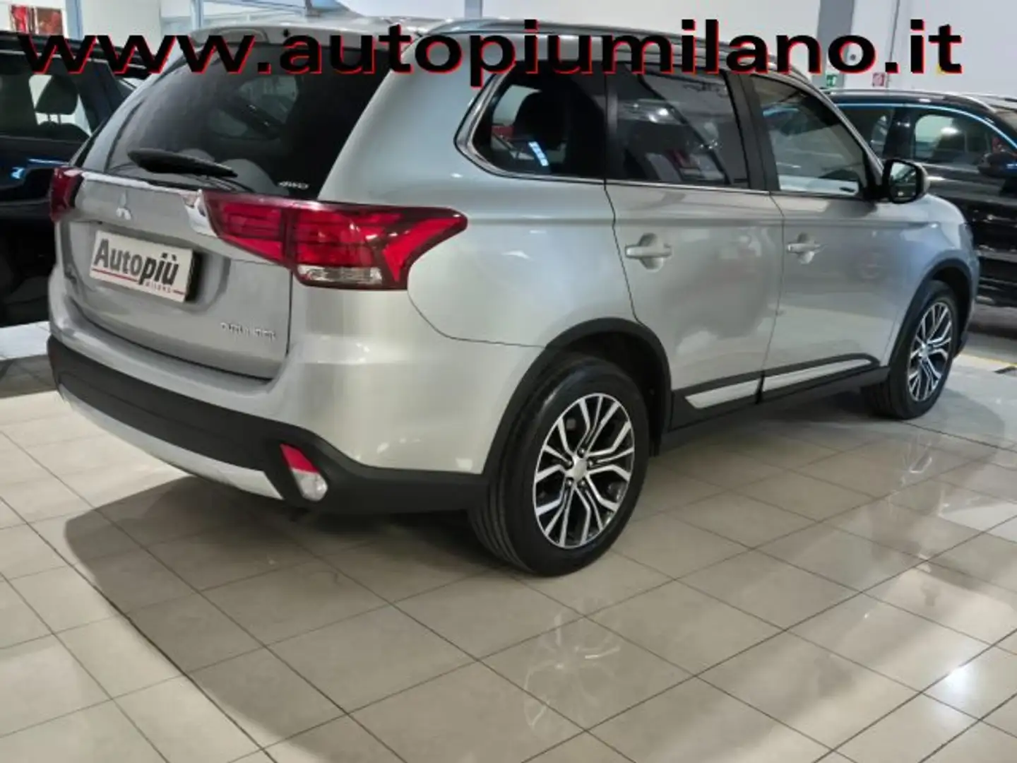 Mitsubishi Outlander 2.2 INSTYLE AWD 7P AUT. Grau - 2