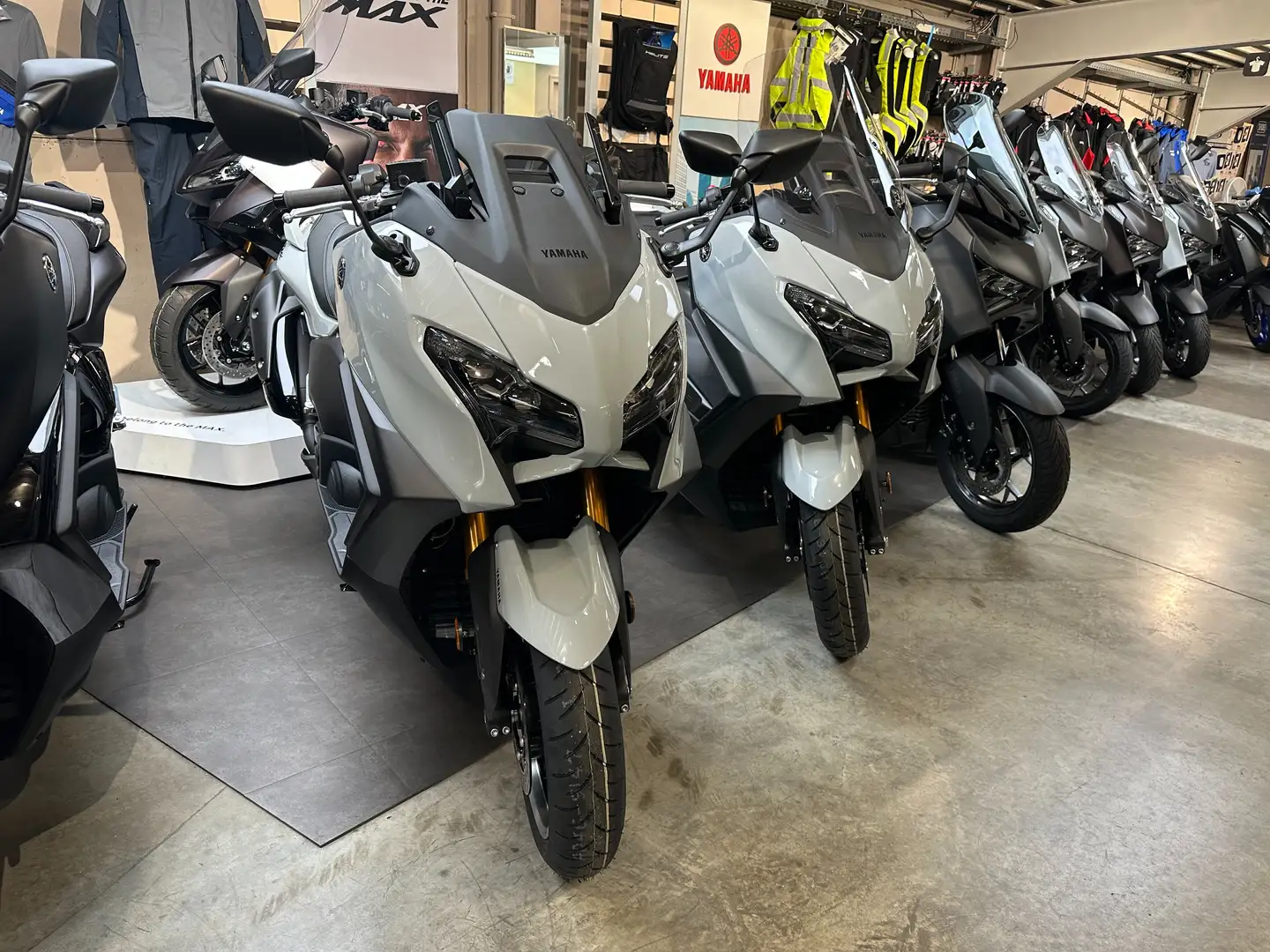 Yamaha TMAX 560 TECH MAX Gris - 1