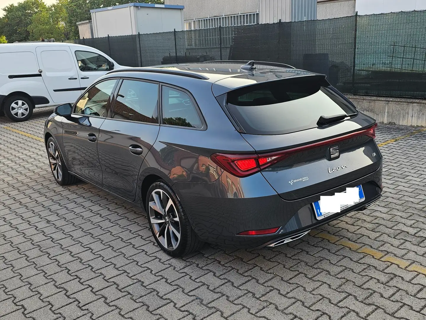 SEAT Leon Leon ST 1.5 tgi FR 130cv dsg Grigio - 2