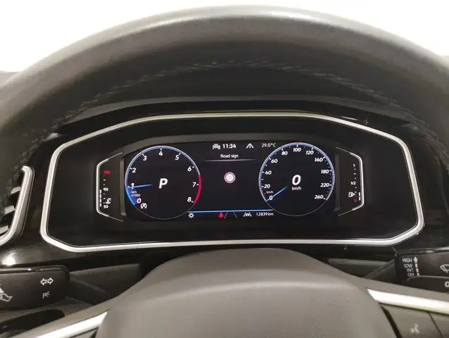 Volkswagen T-Roc view 11