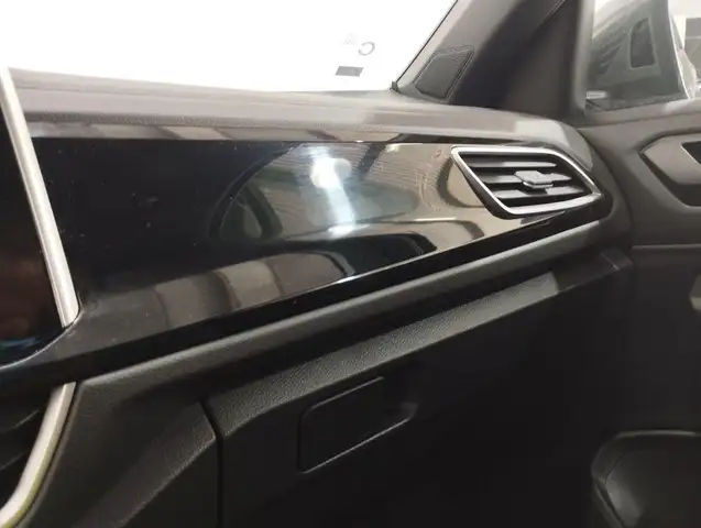 Volkswagen T-Roc view 14