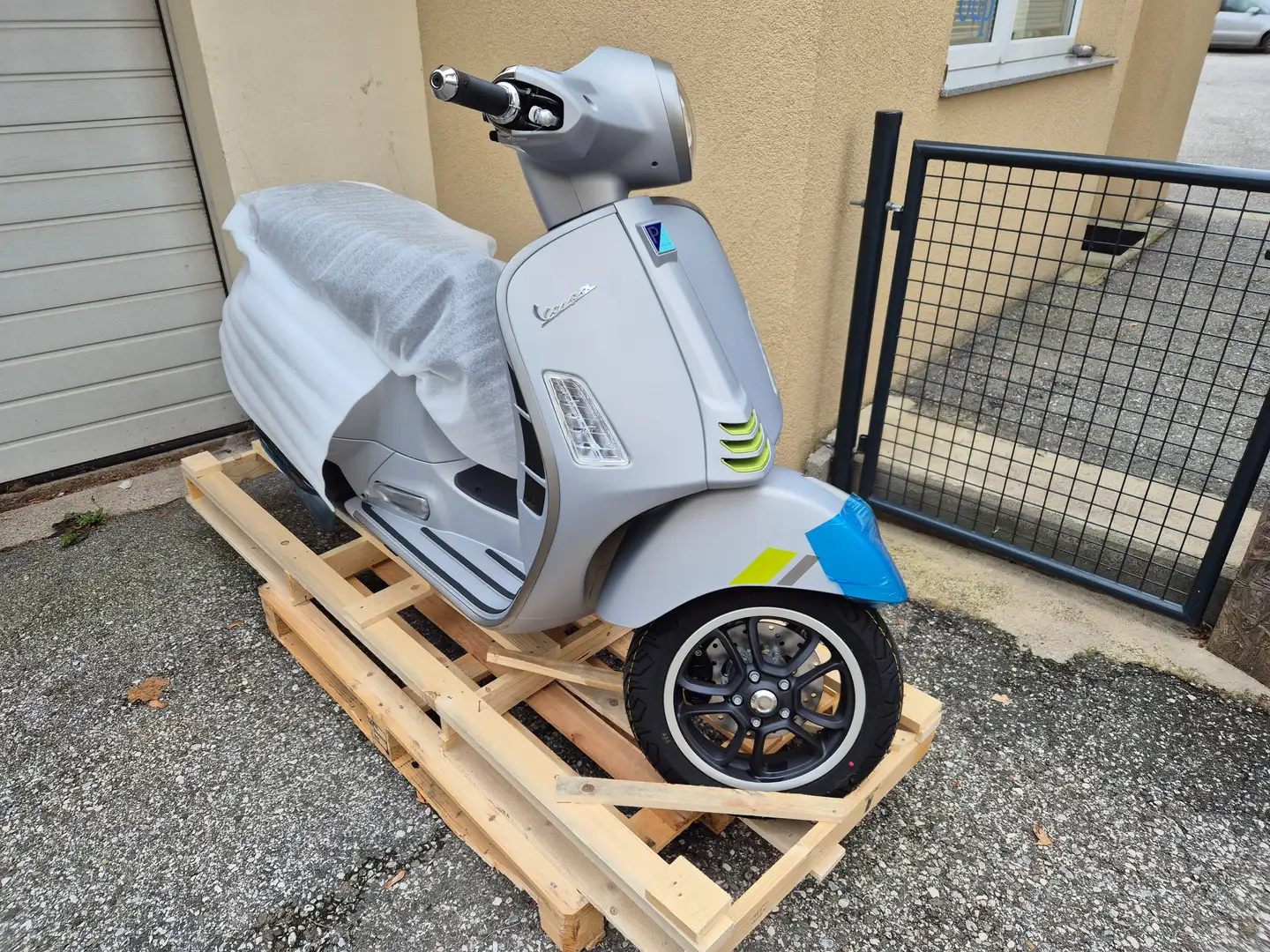 Vespa GTS Super Tech 125 RST Сірий - 1