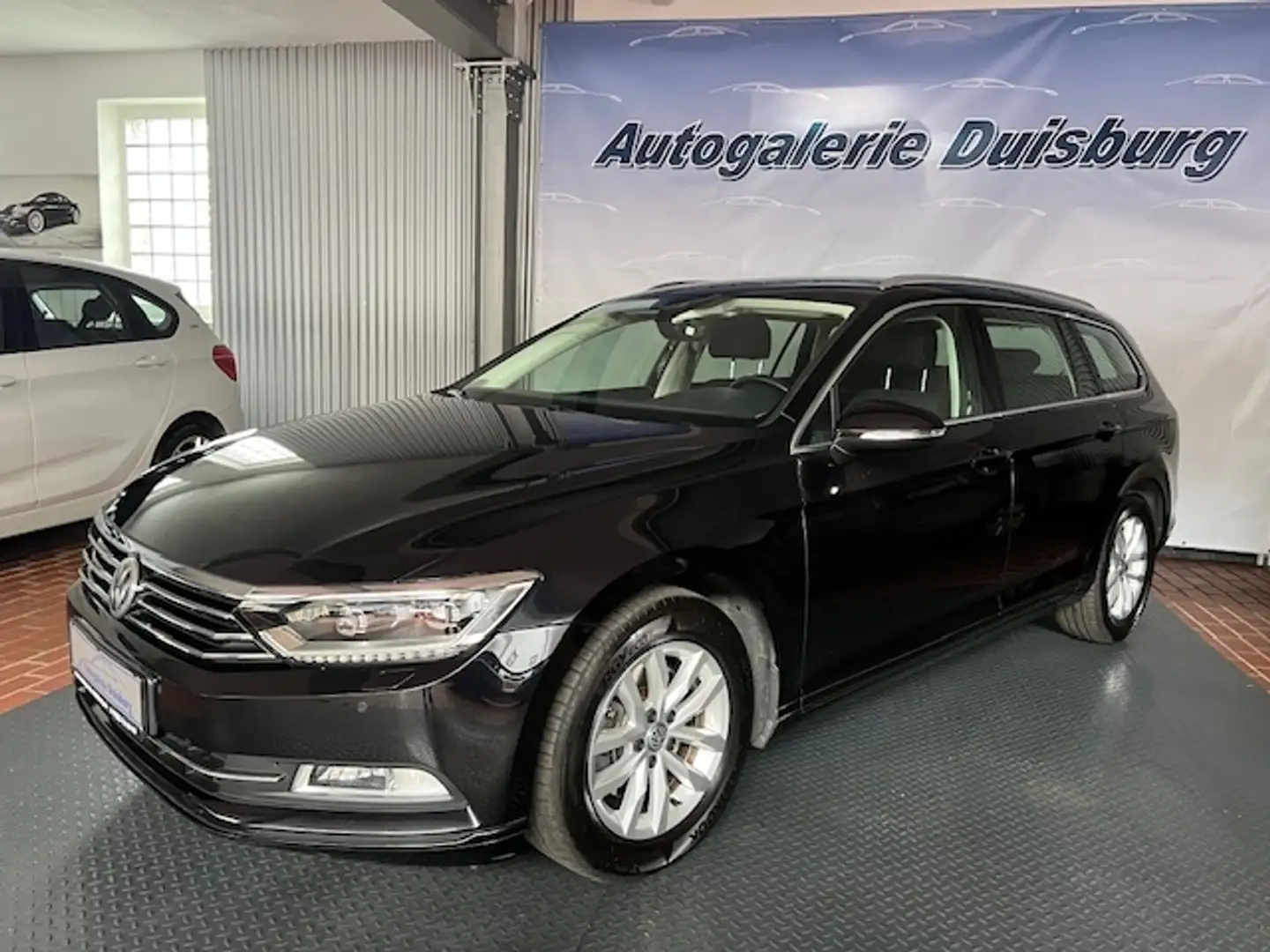 Volkswagen Passat Comfortline StandHZG AHK-klappb.Navi Massagesitze Zwart - 2