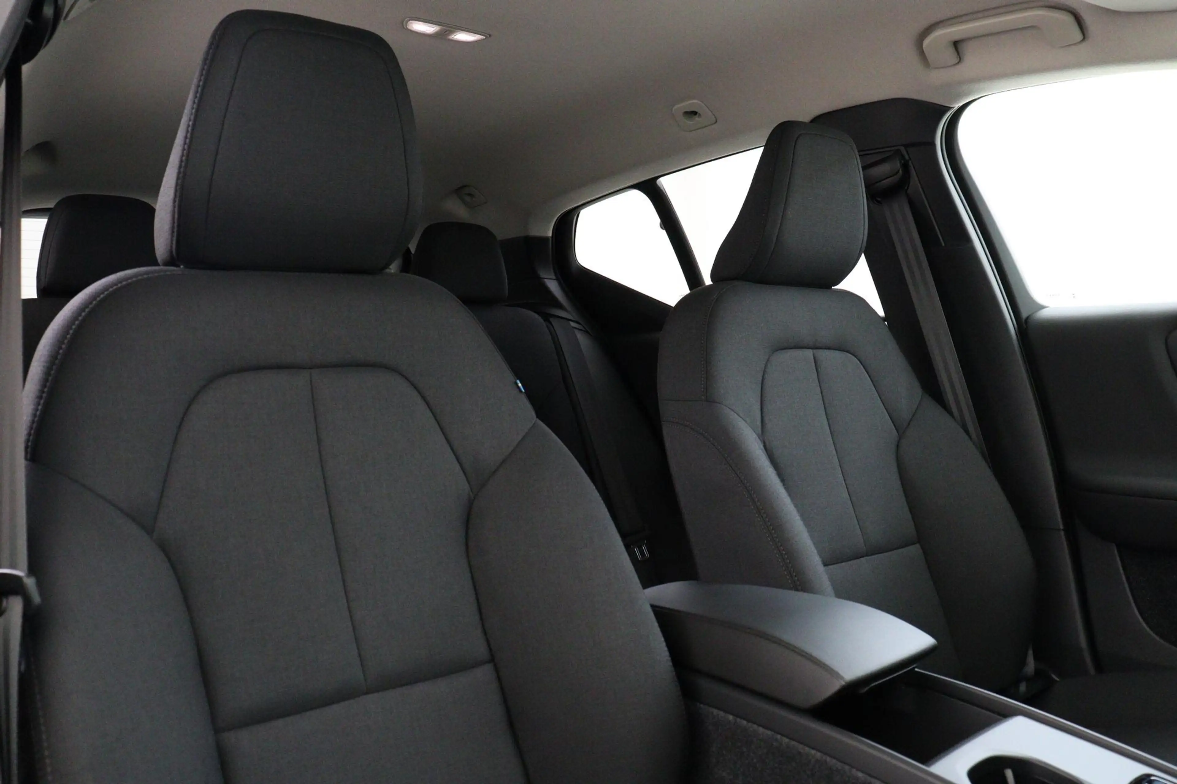 Volvo EX40 SINGLE MOTOR ESSENTIAL 70 kWh -CAMERA|CRUISE|METAL — photo 12