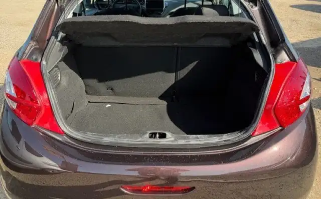Peugeot 208 view 10