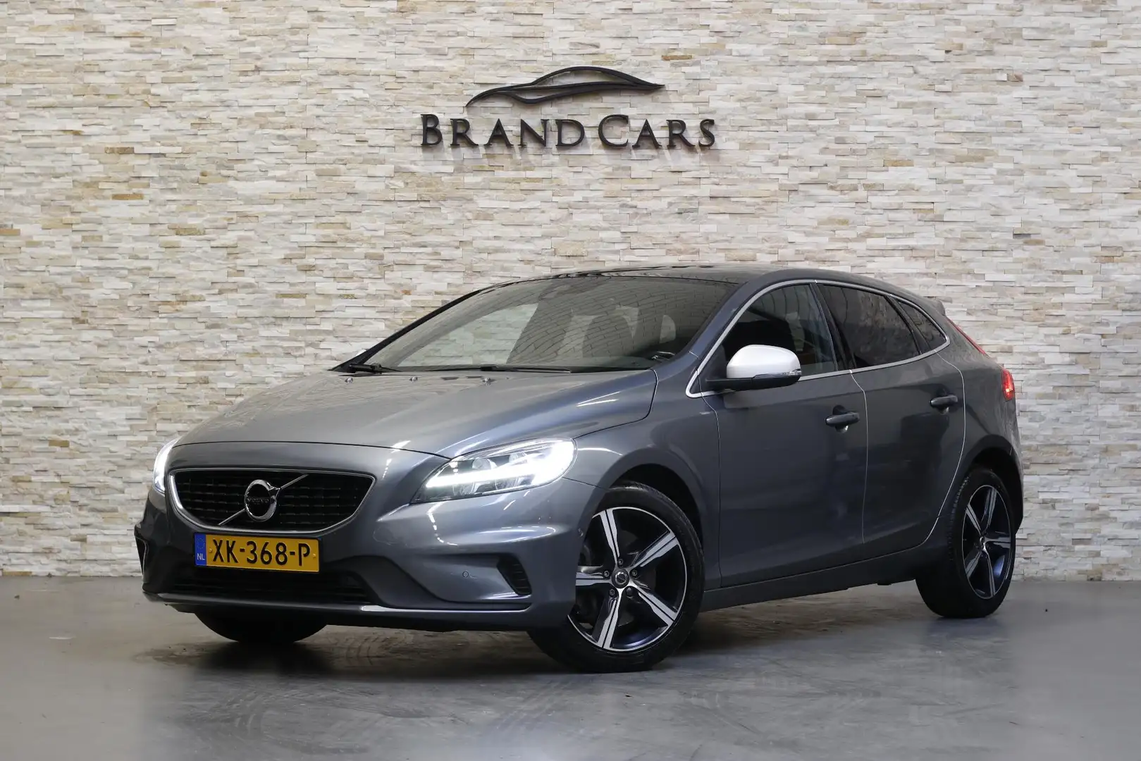 Volvo V40 1.5 T3 Polar+ Sport | 2X R DESIGN | PANO | PREM. S Grijs - 1