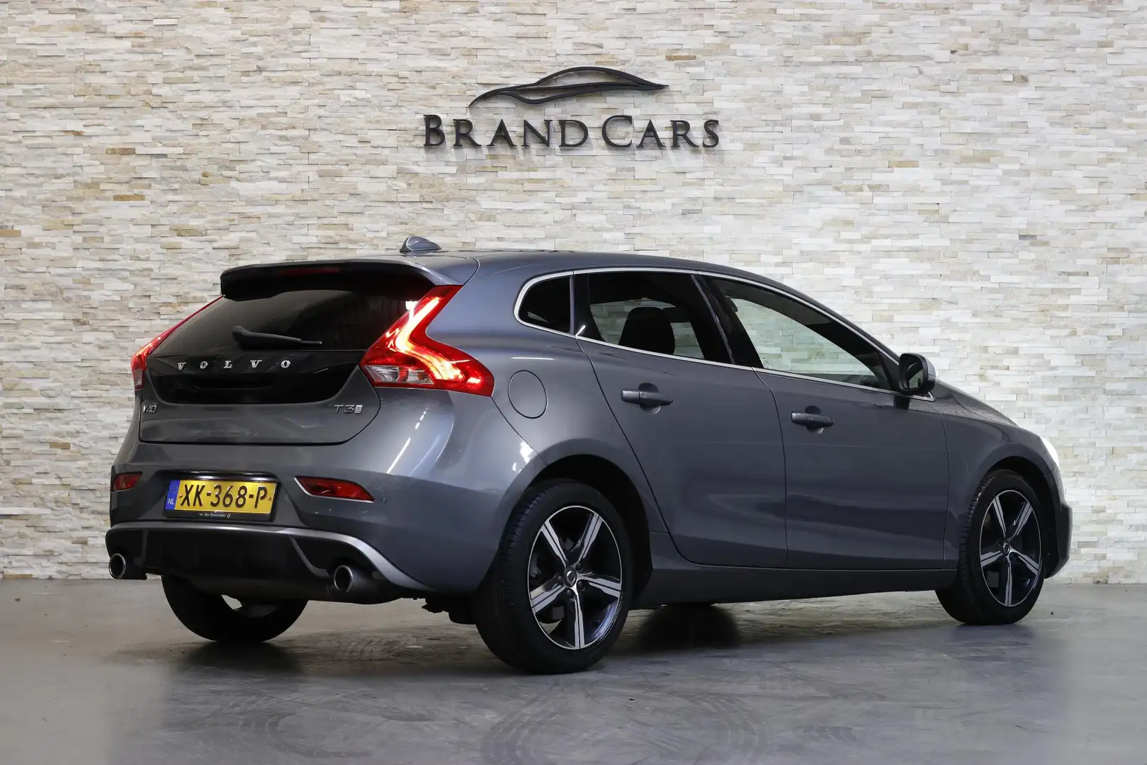 Volvo V40 1.5 T3 Polar+ Sport | 2X R DESIGN | PANO | PREM. S Grijs - 2