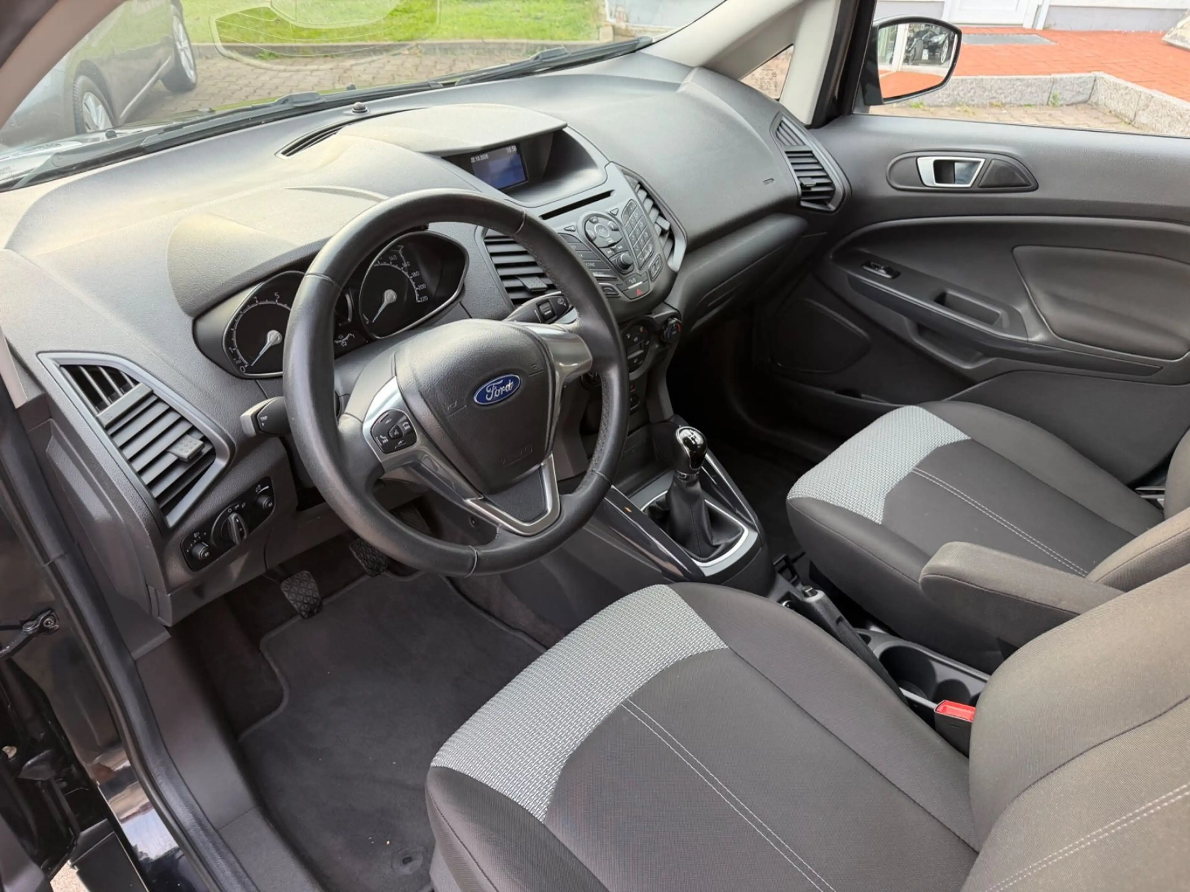 Ford EcoSport Trend — photo 11