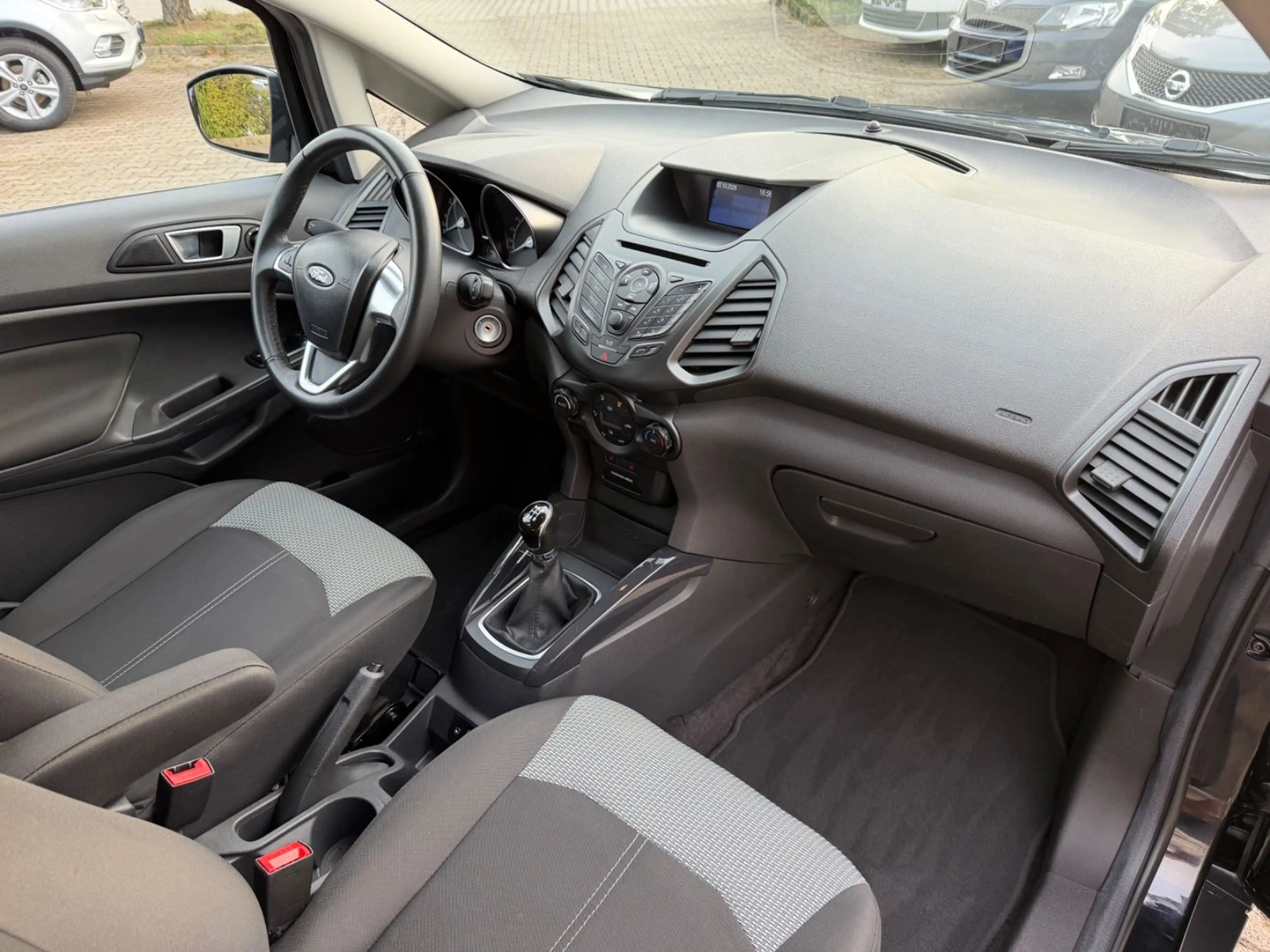 Ford EcoSport Trend — photo 13